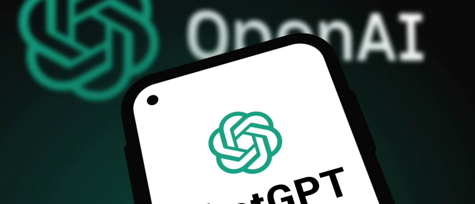 Das Bild zeigt ChatGPT vor dem OpenAI-Logo und visualisiert den wachsenden Einfluss generativer KI auf Wirtschaft und Gesellschaft.