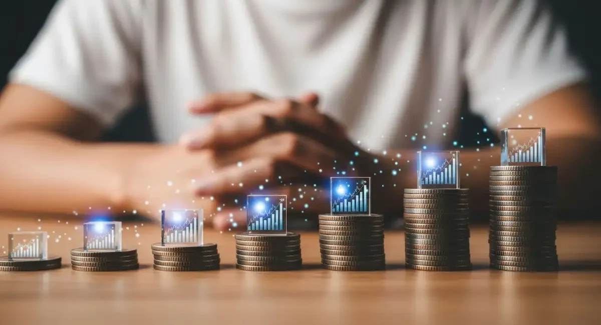 Wachsende Münzstapel mit Diagrammen als Symbol für die Planung des IT-Budgets