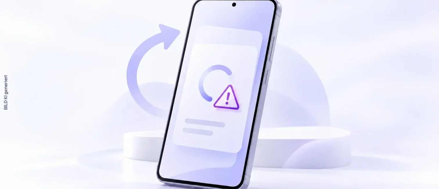 Mittig platziertes Smartphone mit Warnsymbol und Update-Pfeil vor einem hellen, lavendelfarbenen Hintergrund.