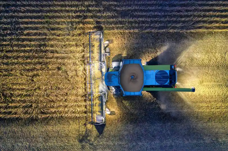 Satelliteninternet für die autonome Landwirtschaft Mähdrescher auf Feld